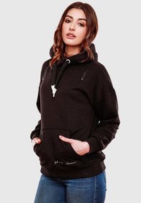 Sudadera con capucha negra hecha de un tejido suave, que cuenta con un bolsillo frontal, cierre con cordón y un sutil detalle de texto blanco en el dobladillo.