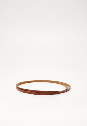 Ceinture fine en cuir marron enroulée à plat sur une surface blanche, montrant une texture lisse et une petite boucle à son extrémité.