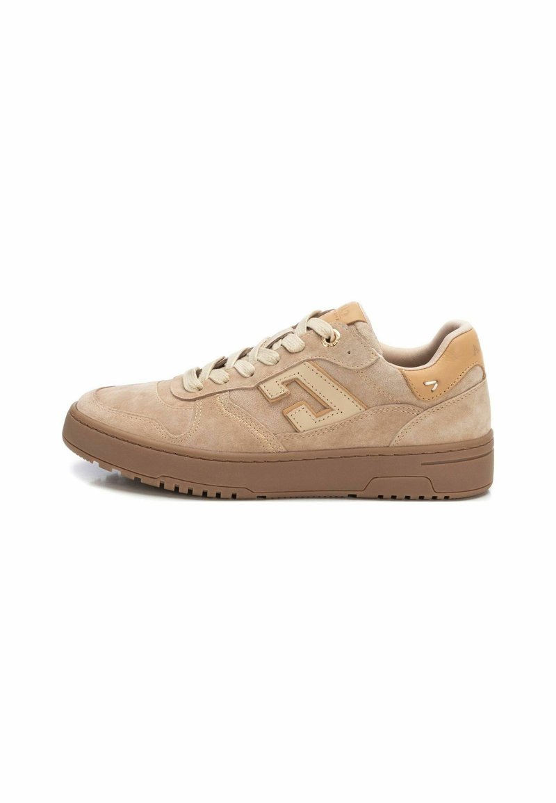 Chaussure en matière suédine beige avec accents marron, design à lacets et semelle en caoutchouc texturée. Bout arrondi et détail de marque subtil.