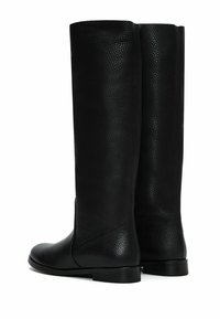 Bottes noires en cuir jusqu'au genou avec une finition texturée, bout rond, petit talon carré et détails de couture sur le côté.