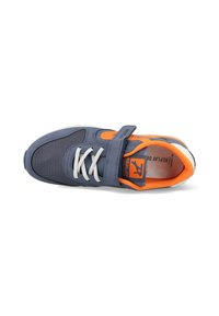 Grijze sneakers met oranje accenten, bovenwerk van gaas, witte veters en een klittenbandsluiting. Voorzien van een rubberen zool en een logo aan de zijkant.