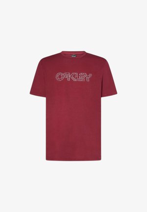 T-shirt bordeaux a maniche corte con logo "OAKLEY" delineato geometricamente al centro del petto.