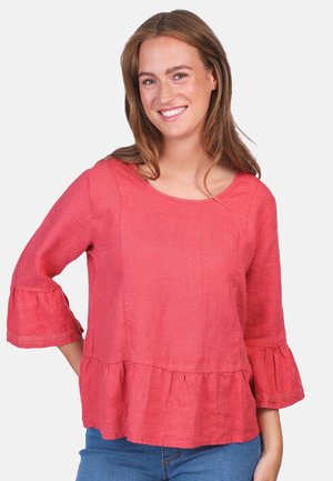 Rote Leinenbluse mit Dreiviertelärmeln, gerafftem Saum und zarter Spitzenborte. Glatte Textur und lässiger Schnitt, kombiniert mit blauen Jeans.