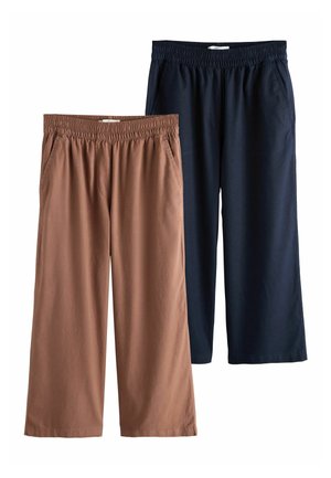 Dve nohavice s elastickým pásom, jedna hnedá a jedna tmavomodrá, položené na rovnej ploche, so bočnými vreckami a rovnými nohavicami.