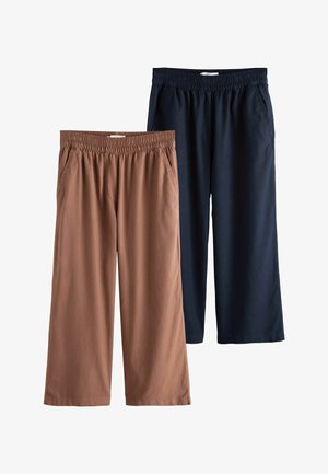 To par bukser med elastik i taljen, et brunt og et mørkeblåt, lagt fladt ud med sidelommer og lige ben.