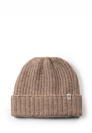 Braune Strickmütze mit geripptem Muster und umgeschlagenem Saum, mit einem kleinen Logoetikett auf der Vorderseite rechts.