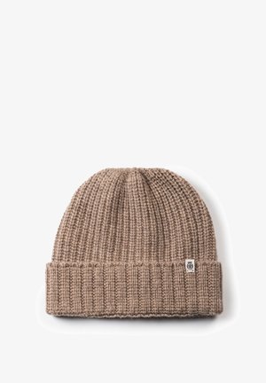 Braune Strickmütze mit geripptem Muster und umgeschlagenem Saum, mit einem kleinen Logoetikett auf der Vorderseite rechts.
