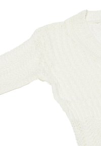 Maglione bianco a maglia con scollo a V, motivo testurizzato e maniche lunghe. Il tessuto appare morbido e leggermente voluminoso.