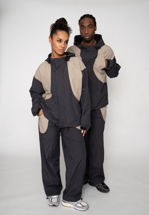 TECHNICAL DUCT - Bukser - black soda washed