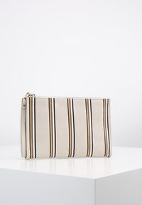 Bílý kožený sáček se svislými pruhy v zelené, hnědé a námořnické modři. Má zipové uzavření a hladkou texturu. Diskrétní značení viditelné.