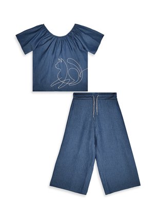 Blåt denim to-delt sæt med kort off-shoulder top med broderet katte-design og vidde ben, cropped bukser med snøre i taljen.