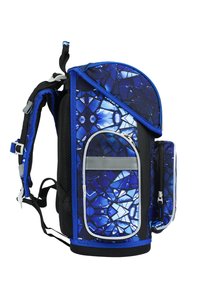 Zaino blu con un design geometrico. Dotato di spallacci regolabili, più tasche con zip e un pannello posteriore imbottito.
