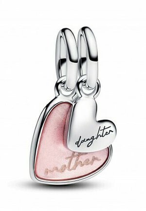 Ciondolo in argento con un cuore rosa e la scritta incisa "madre", accompagnato da un piccolo cuore in argento con la dicitura "figlia".