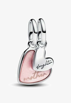 Ciondolo in argento con un cuore rosa e la scritta incisa "madre", accompagnato da un piccolo cuore in argento con la dicitura "figlia".