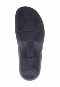 Suola di scarpa in gomma nera con un pattern di grip testurizzato caratterizzato da molteplici scanalature e canali, contrassegnata con la misura 37 e l'etichetta del marchio.