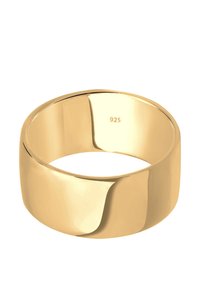 Goldplattierter Ring aus 925er Sterlingsilber. Breite Band mit einer glatten, reflektierenden Oberfläche und subtiler Kurve auf einer Seite. Robuste Verarbeitung.