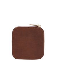 Hnedá kožená štvorecová taštička na zips s hladkým povrchom a zlatým zipsom. Minimalistický dizajn, má zaoblené hrany a žiadne viditeľné logá.