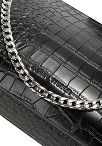 Borsa in pelle nera con motivo coccodrillo, con logo "Gerry Weber" embossato e una robusta tracolla in argento.