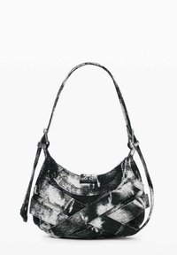 Czarna i biała torebka pleciona o zaokrąglonym kształcie, z jednym regulowanym paskiem i teksturowanym materiałem przypominającym pociągnięcia pędzla.