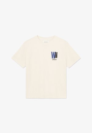 Camiseta de manga corta color blanco hueso con logo "WW" en azul y negro y pequeño texto en el lado izquierdo del pecho que dice "Wood Wood Copenhagen 2002".