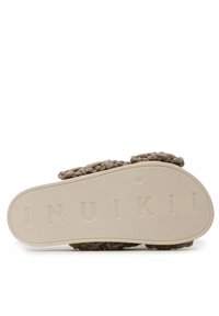 Bruna flätade remsandaler med en texturerad beige sula. Fotbädden har varumärket "INUIKI" präglat tydligt.