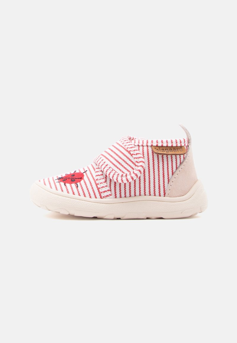 Chaussure d'enfant rayée rouge et blanche avec bride en velcro, semelle beige, et coccinelle brodée sur le côté avant.