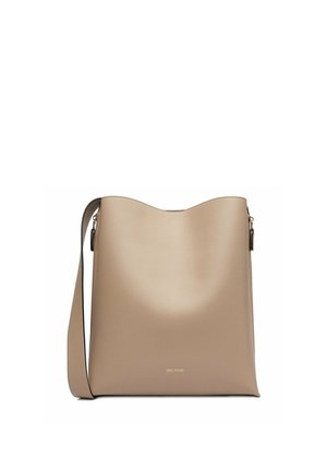 Beżowa skórzana torba na ramię z szerokim paskiem i minimalistycznym złotym logo "Gino Rossi" umieszczonym centralnie blisko dołu.