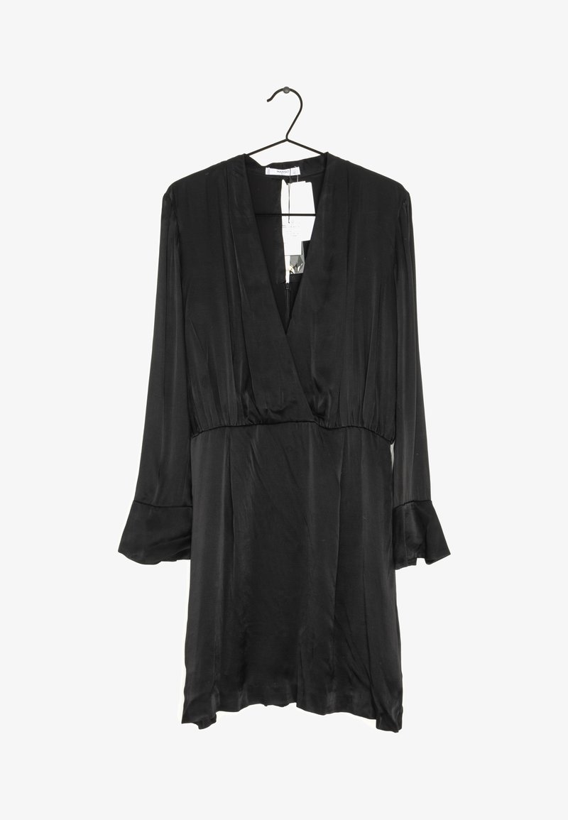 Robe noire en satin à manches longues, col en V et poignets légèrement évasés, suspendue à un cintre noir avec étiquettes attachées.