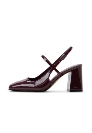 Décolleté slingback lucida di colore bordeaux scuro con tacco a blocco e cinturino sottile regolabile.