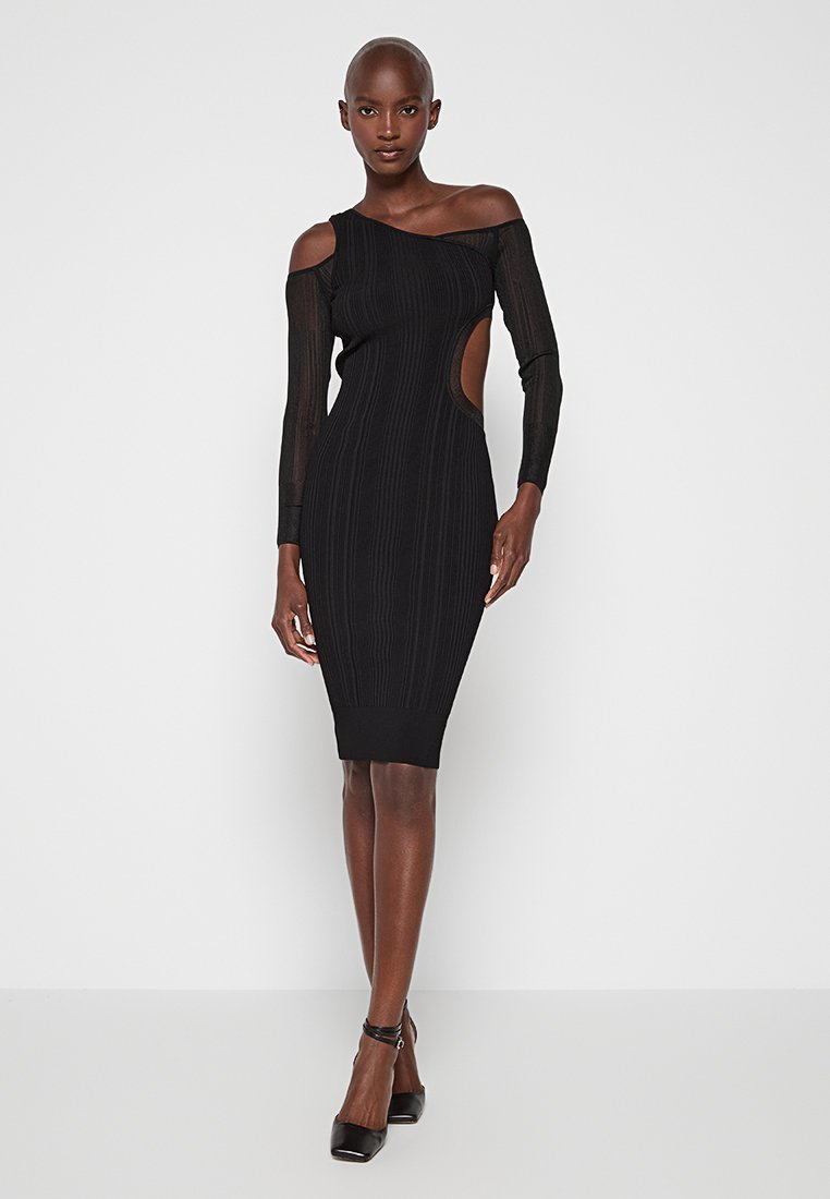 Zwarte geribbelde bodycon jurk met een off-shoulder ontwerp, uitsnijding aan de zijkant en een aansluitende silhouet, aangevuld met een jurk tot de knie.