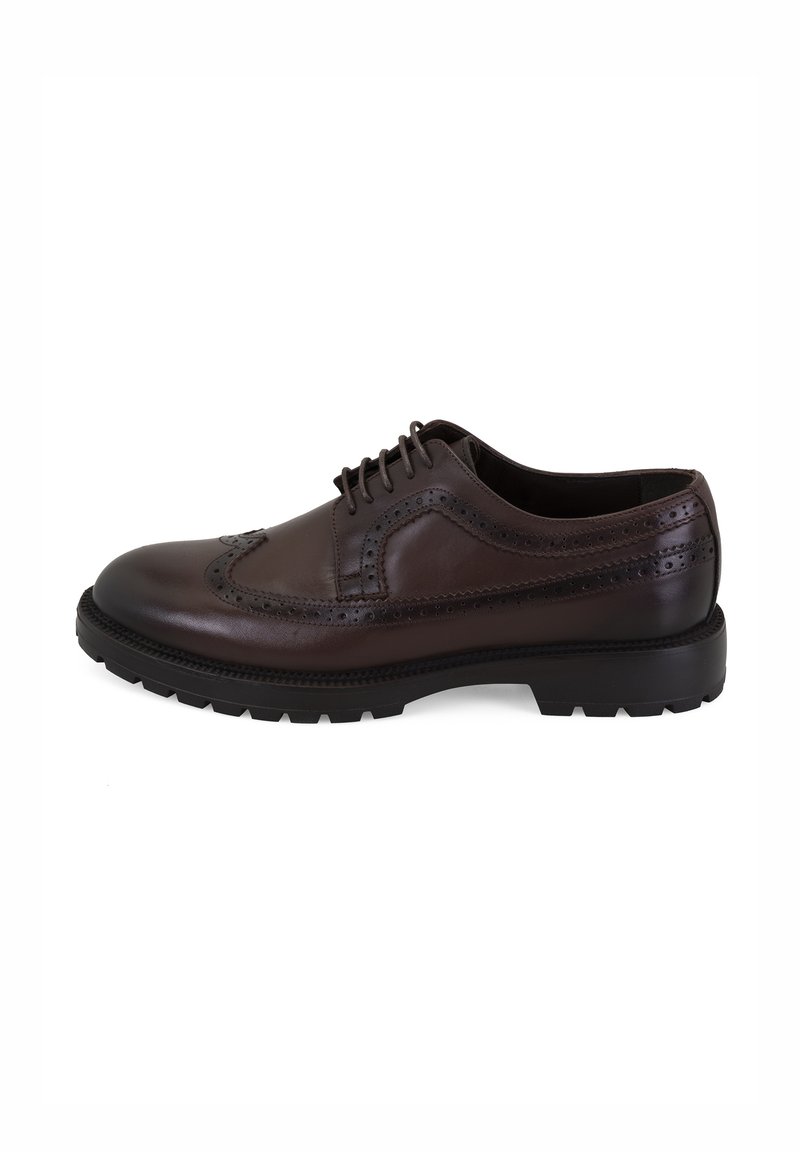 Braune Leder-Brogue-Schuhe mit durchbrochenen Details, Schnürung, runder Spitze und einer robusten schwarzen Gummisohle.