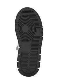 Schwarze Gummisohle mit strukturierten Grip-Mustern, kreisförmigen Designs und verschiedenen Linien für Traktion. Glatte Kanten und robuste Verarbeitung.