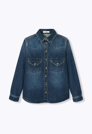 Chemise en denim bleu foncé à manches longues avec boutons, col pointu et deux poches poitrine boutonnées.
