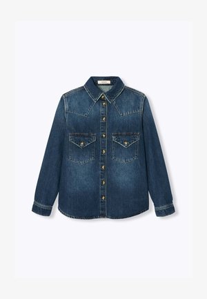 Chemise en denim bleu foncé à manches longues avec boutons, col pointu et deux poches poitrine boutonnées.