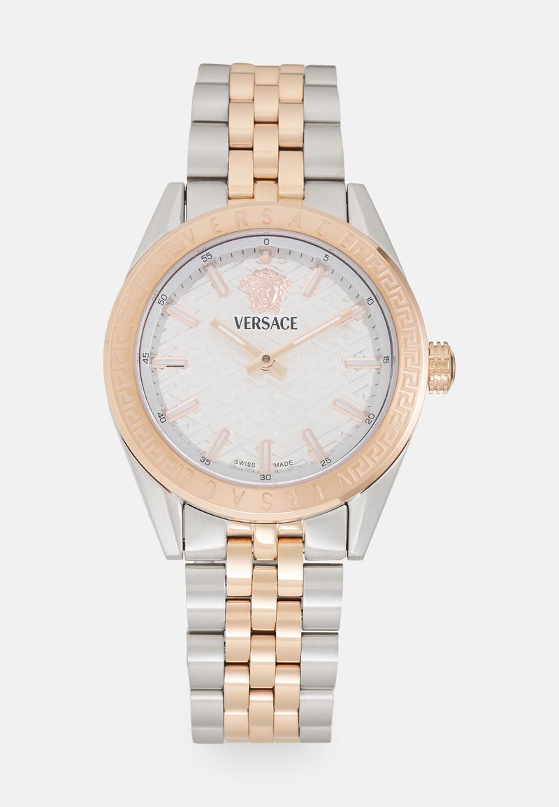 Hodinky Versace z nerezové oceli s akcenty v růžovém zlatě. Kulatý ciferník, texturovaný bílý ciferník, gravírovaný rámeček, design náramku s články.