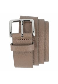 Cinturón de cuero marrón con un acabado texturizado, que presenta una hebilla de metal en tono plateado y un doble lazo para mantener. Bordes lisos y construcción resistente.
