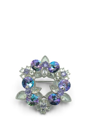 Spilla rotonda in argento con pietre preziose viola, blu e trasparenti disposte in motivi floreali e fogliari.