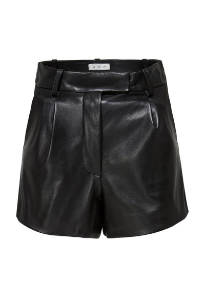 Černé kožené šortky s vysokým pasem, s záhyby vpředu a hladkou strukturou. Obsahují poutka na opasek a minimalistický design.