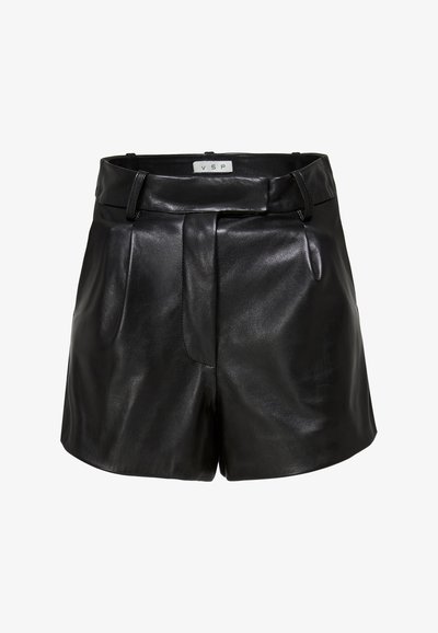 Melnas ādas šorti ar augstu jostasvietu, priekšā ar krokām un gludu tekstūru. Iespējo jostas cilpa un minimālisma dizains.