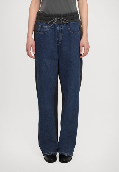 Pantaloni jogger din denim cu un tiv tricotat de culoare gri închis, închidere cu șnur, buzunare laterale și o croială lejeră. Culoare: albastru închis cu accente gri.