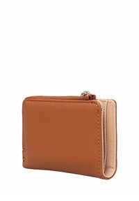 Portafoglio in pelle marrone con una texture liscia, dotato di chiusura con zip e un interno di colore chiaro a contrasto. Forma rettangolare compatta.