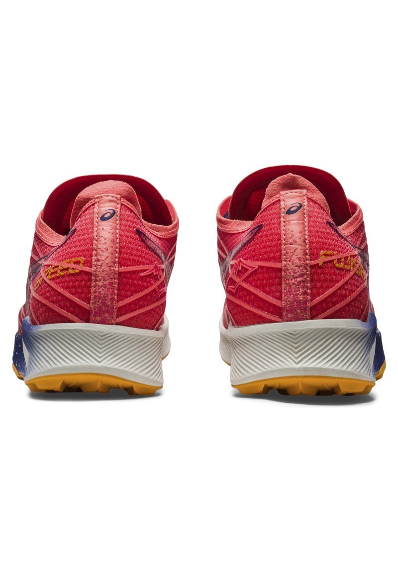 Chaussures de sport rouges avec une tige en maille, un talon renforcé et une semelle en caoutchouc. Caractéristiques d'un dégradé de couleur du bleu foncé au jaune, avec des éléments de marque.