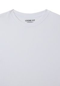 T-shirt bianco a vestibilità ampia con scollatura rotonda. Realizzato in tessuto morbido, presenta un'etichetta stampata sul collo posteriore con la scritta "Loose Fit Terranova."