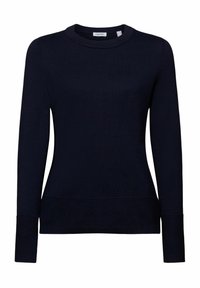 Pull en maille bleu marine avec un col arrondi, des manches longues et des poignets et un ourlet côtelés. Texture lisse, coupe ajustée. Étiquette de marque visible.