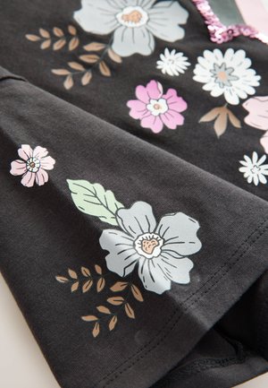 Fekete szövet virágmintával, világoskék, rózsaszín és fehér virágokkal. Zöld levelekkel és finom mintákkal díszítve. Puha tapintású.