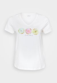 Baltos medvilninės T-shirt su V formos iškirpte. Priekinėje pusėje yra trys apvalūs, pastelinių spalvų dizainai su auksiniais akcentais ir tekstas "Gyvenk gyvenimą su aistra."