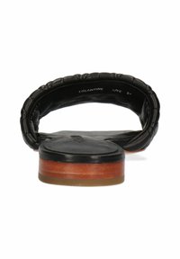 Sandalo piatto nero con cinturino intrecciato, parte superiore in pelle e dettagli in legno sulla suola. Presenta una texture liscia e un design minimalista.