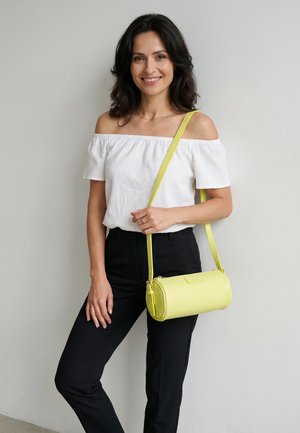 VENEZIA, CROSS BODY BAG - Umhängetasche - yellow