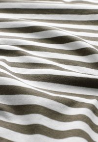 Tissu rayé présentant des teintes alternées de vert olive et de blanc, affichant une texture douce avec des motifs ondulés délicats sur toute la surface.