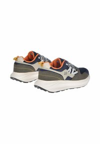 Sneakers in una combinazione di colori blu navy e oliva, con tomaia in rete e tessuto, collo imbottito, lacci bianchi e un interno arancione a contrasto.